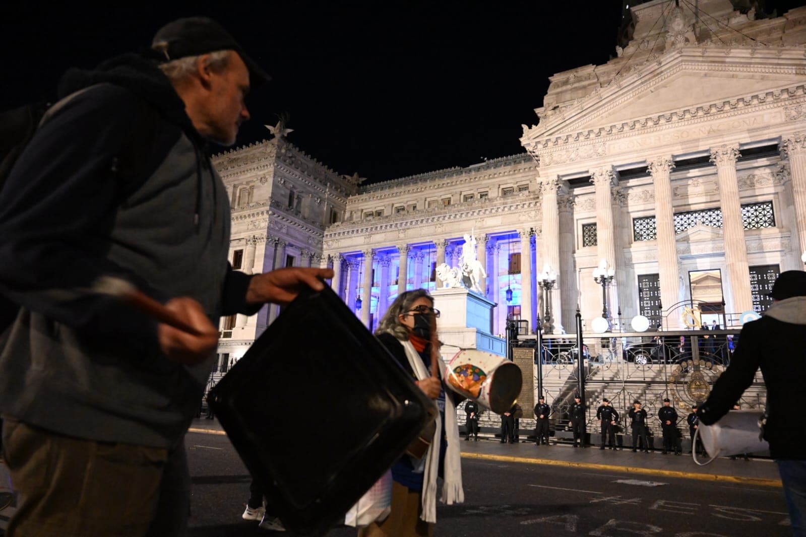 Manifestantes a favor y en contra de Milei se hicieron oír frente al Congreso