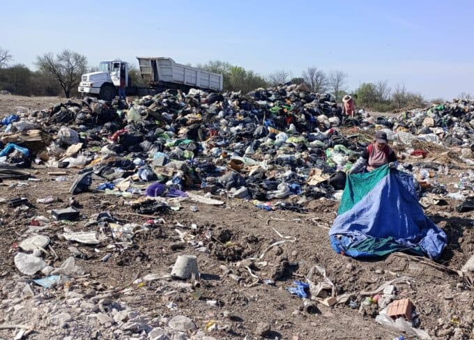 Denuncian a la Municipalidad por un basural a cielo abierto, ubicado detrás de las lagunas sanitarias